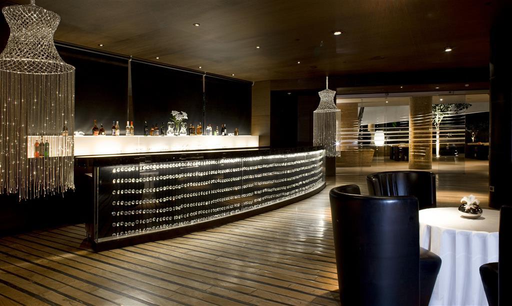 เลอ เมริเดียน นิวเดลี Hotel ภายนอก รูปภาพ The bar at the restaurant