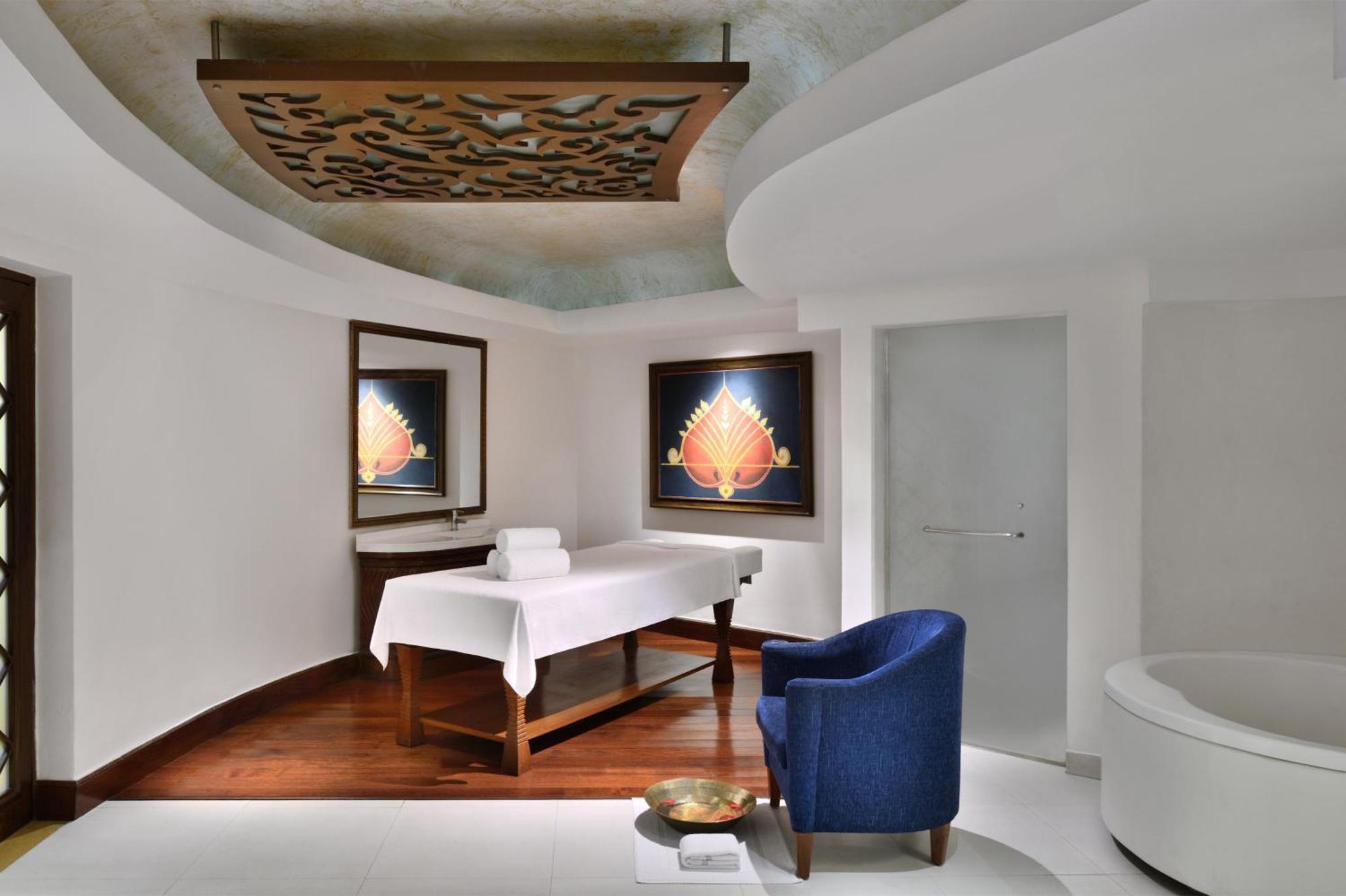เลอ เมริเดียน นิวเดลี Hotel ภายนอก รูปภาพ A treatment room at the spa